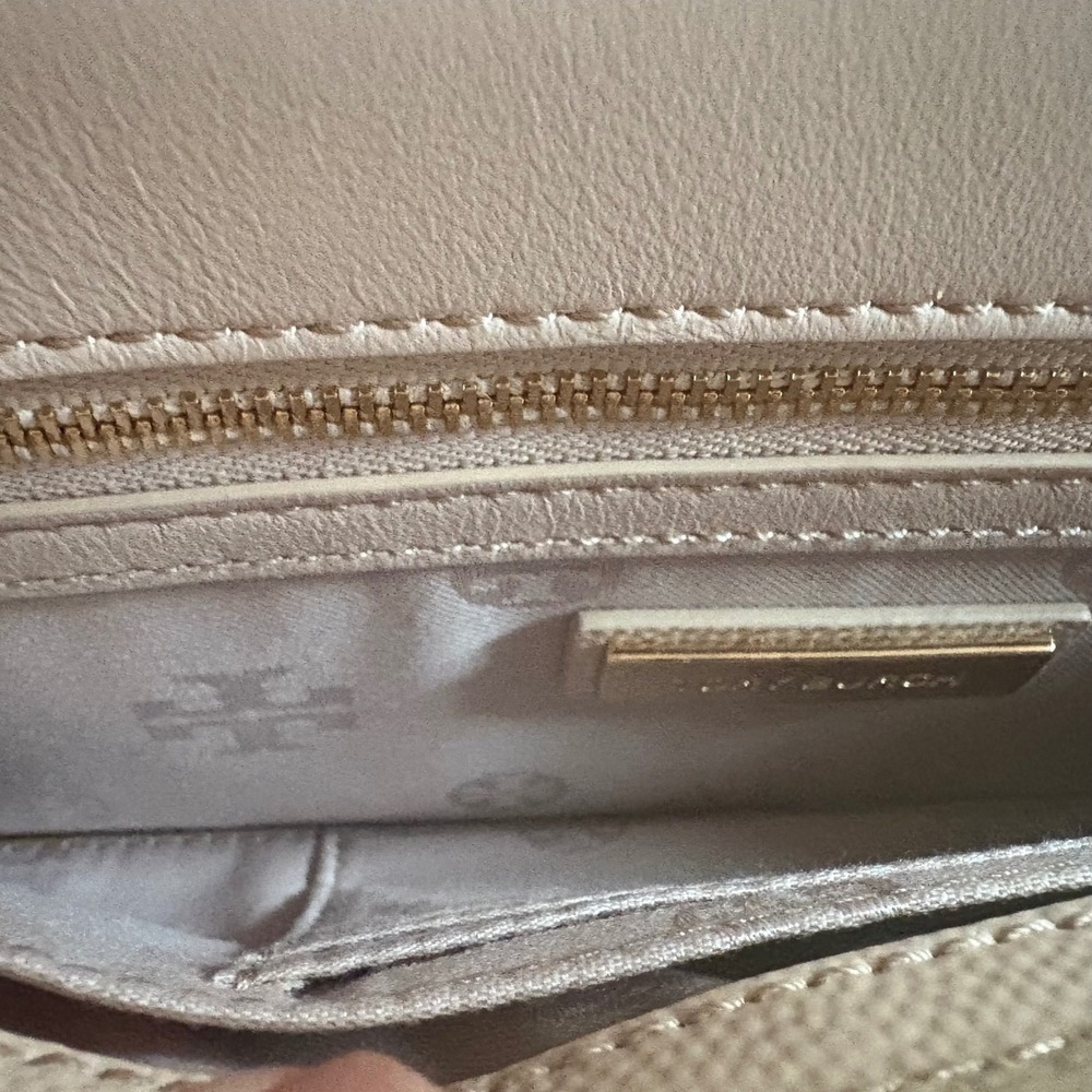 $398 NWOT TORY‎ BURCH Gigi Envelope Clutch Handbag Beige Pebbled Patent Leather - Picture 12 of 13